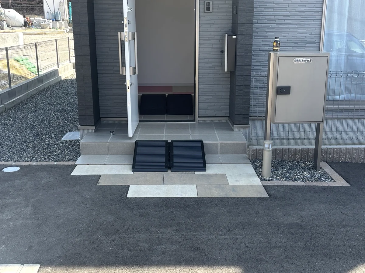 ままはぐ東広島田口事業所の入口と簡易スロープ